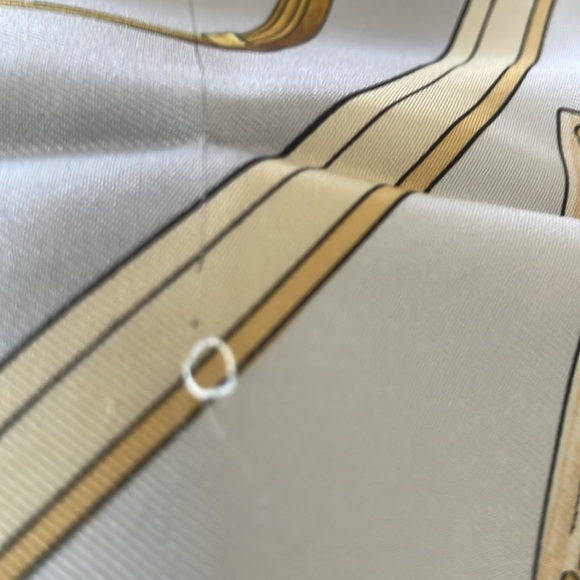 Authentic Hermes "Springs" Carre 90 Silk Scarf Grey EUC🩶💛 with snag - Picture 12 of 13